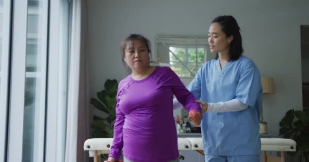 Азійка Жінка Фізіотерапевт Допомагає Пацієнтці Робити Єкції Руками Тупоголовими Під — стокове відео