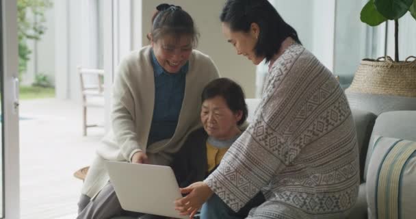 Happy Senior Asian Mother Adult Daughter Granddaughter Sitting Living Room — Stock Video