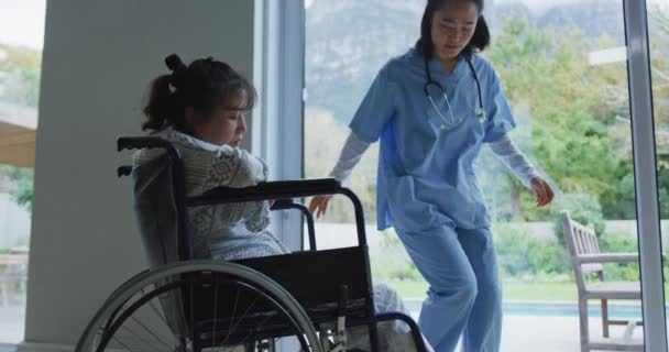 Asijská Doktorka Mluví Pacientkou Invalidním Vozíku Zařizuje Nohy Nemocnici Lékařské — Stock video