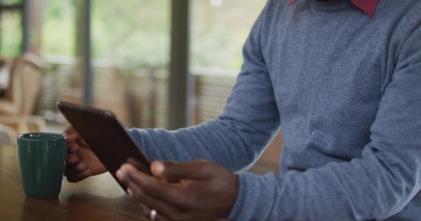 Afro Americano Idoso Sentado Balcão Cozinha Usando Tablet Beber Café — Vídeo de Stock