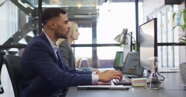 Gemengde Race Zakenman Met Behulp Van Computer Met Collega Werken — Stockvideo