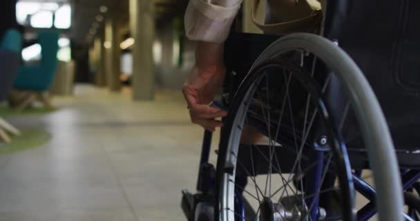 Американская Бизнесвумен Инвалид Инвалидной Коляске Офисном Коридоре Бизнес Деловые Люди — стоковое видео