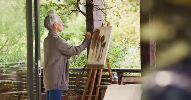 Старшая Женщина Смешанной Расы Рисует Балконе Пенсионный Пожилой Образ Жизни — стоковое видео