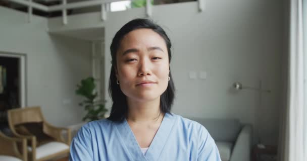 Hastanede Kameraya Gülümseyen Mutlu Asyalı Kadın Hemşire Portresi Ilaç Sağlık — Stok video