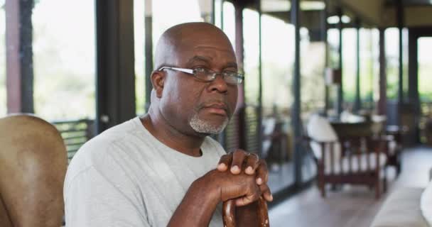Πορτρέτο Του Σκεπτόμενου Αφροαμερικανού Πρεσβύτερου Άνδρα Που Κάθεται Στο Σαλόνι — Αρχείο Βίντεο