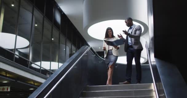 Homme Affaires Femme Affaires Divers Parlant Parlant Bas Des Escaliers — Video