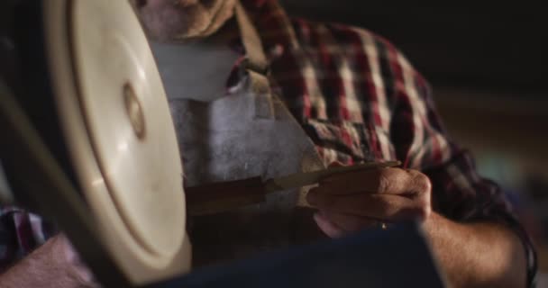 密闭的高加索男性刀制造商在车间戴着眼镜和使用砂子 独立的小企业工匠在工作 — 图库视频影像