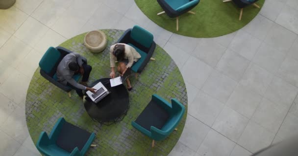 Різноманітний Бізнесмен Бізнес Леді Використовують Ноутбук Зустрічі Вестибюлі Сучасного Офісу — стокове відео