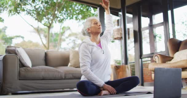 Senior Mixed Race Frau Praktiziert Yoga Stretching Ruhestand Und Seniorenleben — Stockvideo