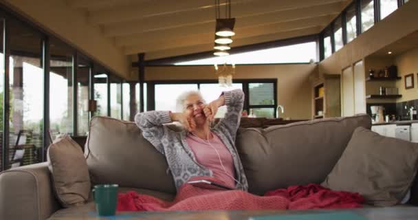 Sénior Mulher Raça Mista Sentado Sofá Comemorando Aposentadoria Estilo Vida — Vídeo de Stock