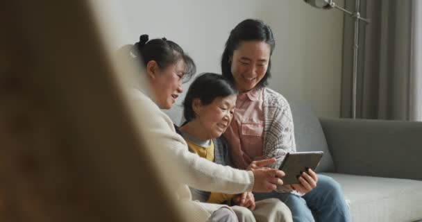Sonriente Mujer Asiática Mayor Usando Tableta Con Hija Adulta Nieta — Vídeos de Stock
