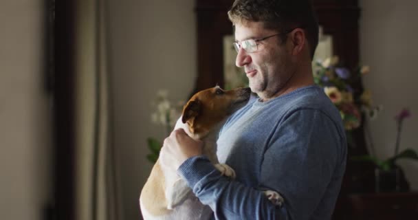 Homem Caucasiano Janela Cão Estimação Sorrindo Casa Conceito Vida Doméstica — Vídeo de Stock