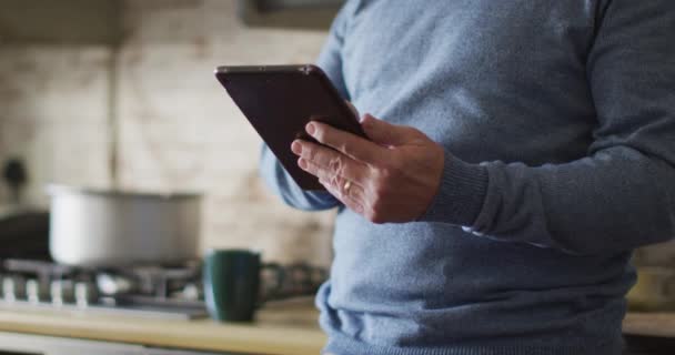 Mitten Kaukasisk Man Använder Tablett Köket Hemma Hushållsliv Och Fritid — Stockvideo