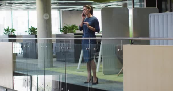 Kafkasyalı Kadını Modern Ofisin Koridorunda Akıllı Telefondan Konuşuyor Adamları Ofis — Stok video