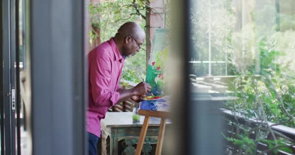 Feliz Afroamericano Mayor Hombre Pie Balcón Pintura Imagen Vista Estilo — Vídeos de Stock