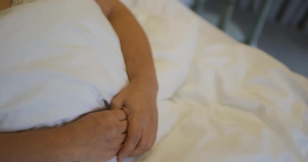 Hastanede Yatağında Yatan Ele Tutuşan Asyalı Kadın Doktorun Elleri Ilaç — Stok video