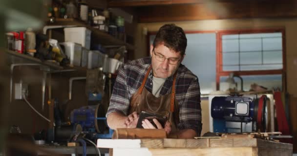 Fabricante Cuchillos Masculinos Caucásicos Enfocados Taller Usando Tableta Artesano Independiente — Vídeos de Stock