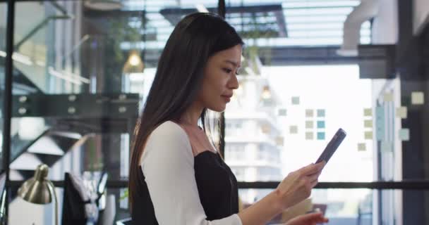 Portret Van Aziatische Zakenvrouw Met Tablet Glimlachend Kijkend Naar Camera — Stockvideo