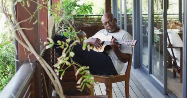 Düşünceli Afrikalı Amerikalı Son Sınıf Öğrencisi Balkonda Oturmuş Akustik Gitar — Stok video