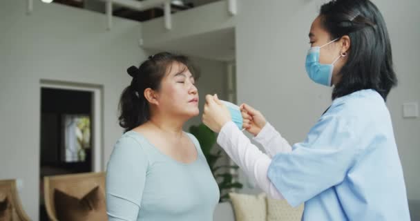 Infirmière Asiatique Portant Masque Facial Mettant Masque Sur Patiente Hôpital — Video