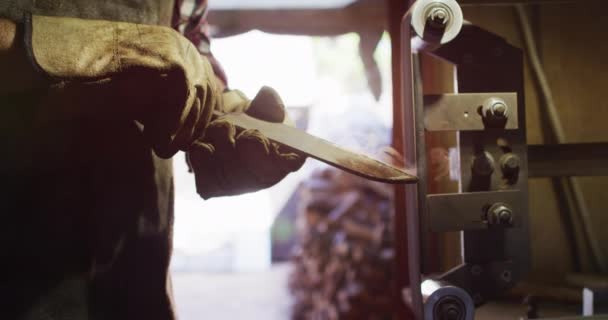 Close Mãos Fabricante Faca Masculino Caucasiano Oficina Usando Lixadeira Artesão — Vídeo de Stock