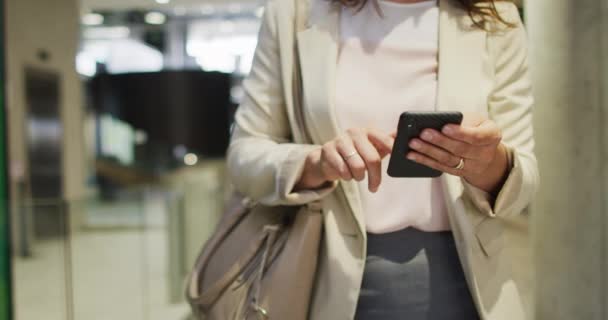 Femme Affaires Caucasienne Utilisant Smartphone Dans Couloir Bureau Moderne Gens — Video