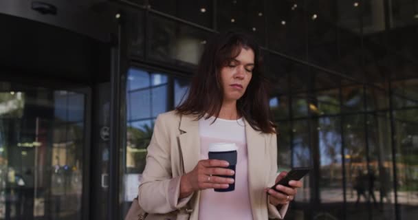 Kaukasiska Affärskvinna Använder Smartphone Och Dricka Hämtmat Kaffe Utanför Moderna — Stockvideo