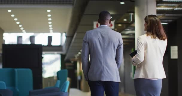 Diversas Empresárias Empresárias Conversando Caminhando Escritório Moderno Empresários Empresários Conceito — Vídeo de Stock