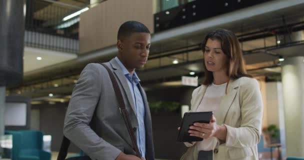 Diverse Geschäftsleute Und Geschäftsfrauen Sprechen Und Benutzen Tablets Der Lobby — Stockvideo