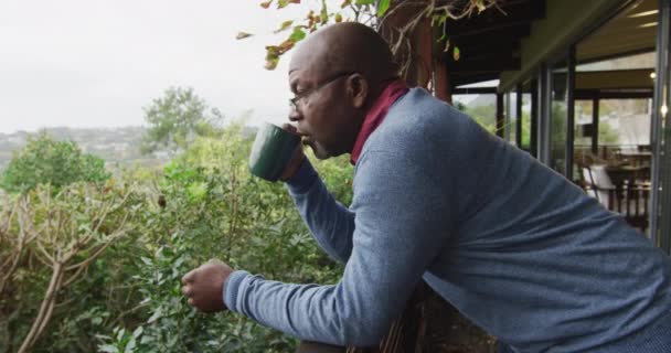 Afrykański Starszy Mężczyzna Stojący Balkonie Pijący Kawę Patrzący Widok Styl — Wideo stockowe