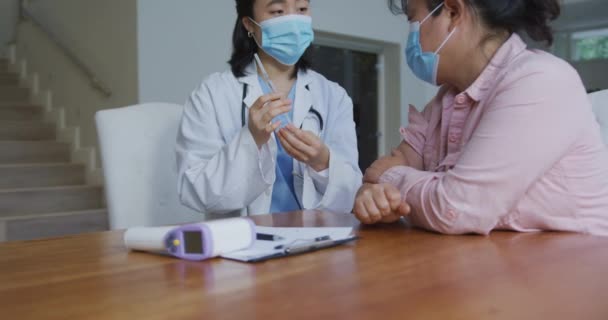 Asian Female Nurse Wearing Face Mask Preparing Covid Vaccination Female — Stock Video