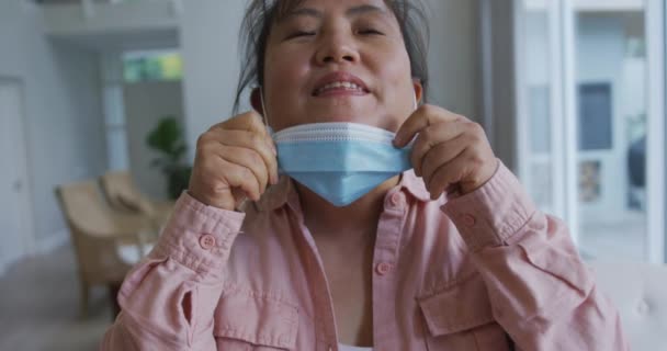 Портрет Азиатской Пациентки Маске Снимающей Маску Улыбающейся Камеру Медицина Здравоохранение — стоковое видео