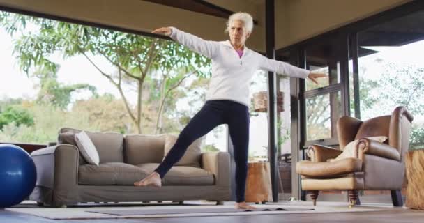 Mujer Raza Mixta Mayor Practicando Yoga Estirándose Jubilación Estilo Vida — Vídeo de stock