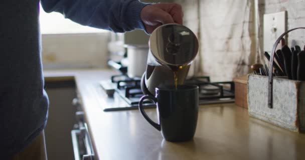 Primer Plano Las Manos Del Hombre Caucásico Preparando Café Cocina — Vídeo de stock