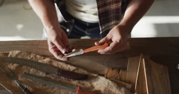 Sección Media Del Fabricante Cuchillos Masculinos Caucásicos Taller Sosteniendo Cuchillo — Vídeos de Stock