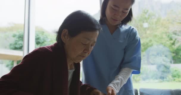 Lächelnde Asiatische Ärztin Hilft Älteren Patientinnen Mit Gehgestell Gehen Seniorengesundheits — Stockvideo