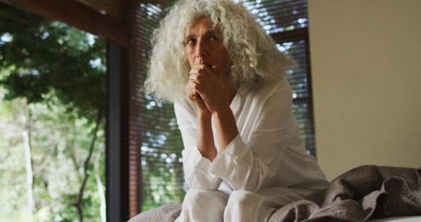 自宅でベッドの上に座っている思慮深い原因アジアのシニア女性 定年退職者のライフスタイルコンセプト — ストック動画