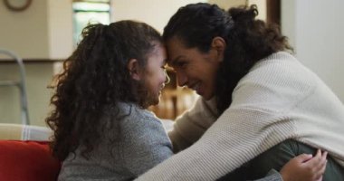 Mutlu anne ve kız melezleri gülümsüyor. ev hayatı ve aile eğlence zamanı konsepti