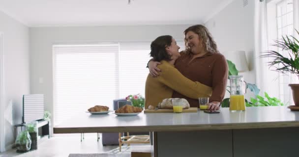 Couple Lesbien Caucasien Embrassant Souriant Dans Cuisine Vie Domestique Passer — Video