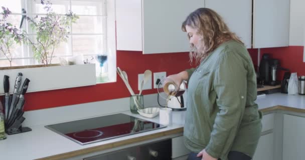 Femme Blanche Portant Une Chemise Verte Préparant Café Dans Cuisine — Video