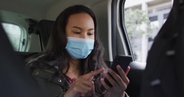 Азійка Одягнена Маску Обличчя Допомогою Смартфона Сидить Машині Coronavirus Covid — стокове відео
