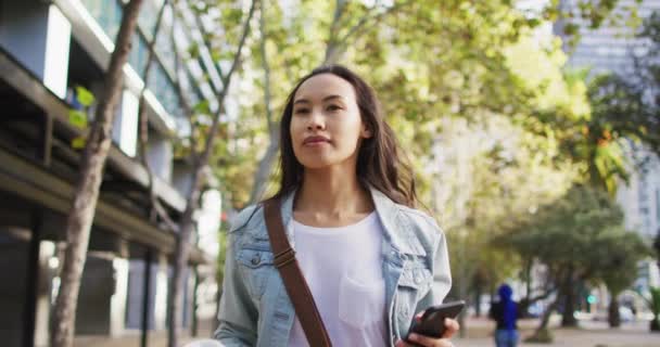 Asyalı Kadın Akıllı Telefon Kullanarak Yürüyor Paket Kahve Içiyor Dijital — Stok video