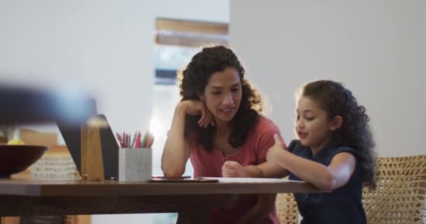 Feliz Mestiço Mãe Filha Fazendo Lição Casa Juntos Casa Vida — Vídeo de Stock