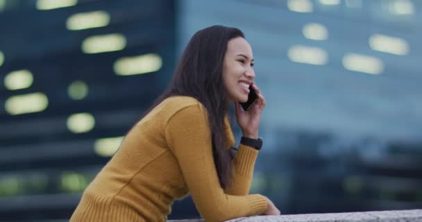 Mulher Asiática Falando Smartphone Sorrindo Nômade Digital Movimento Para Fora — Vídeo de Stock