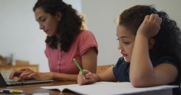 Feliz Madre Raza Mixta Hija Haciendo Tarea Trabajando Ordenador Portátil — Vídeo de stock