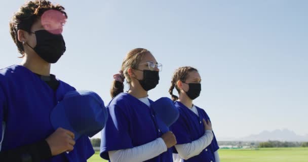 Разнообразная Команда Женщин Бейсболистов Масках Стоящих Очереди Руками Сердце Женская — стоковое видео