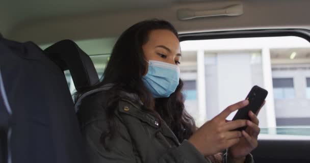 Ασιάτισσα Που Φοράει Μάσκα Προσώπου Χρησιμοποιώντας Smartphone Ενώ Κάθεται Στο — Αρχείο Βίντεο