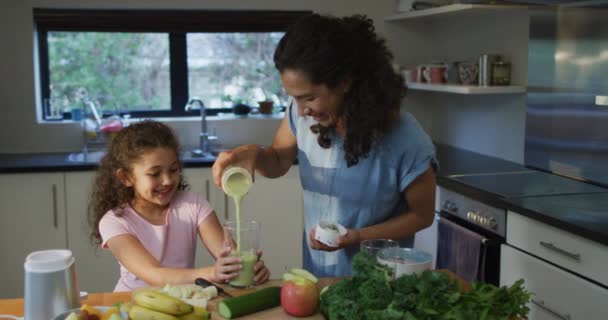 Blandad Ras Mor Och Dotter Matlagning Tillsammans Köket Familjeliv Och — Stockvideo