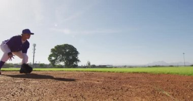 Beyzbol sahasında top yakalayan ve atan melez bayan beyzbol oyuncusu. Kadın beyzbol takımı, spor antrenmanı ve oyun taktikleri.