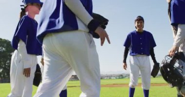 Kadın beyzbol oyuncularından oluşan mutlu bir takım maç üstüne kutlama yapıyor, bir araya toplanıyorlar. Kadın beyzbol takımı, spor antrenmanı ve oyun taktikleri.